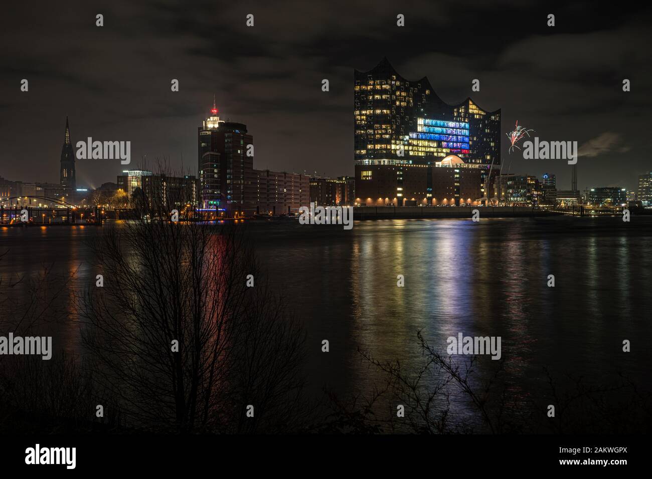 Nuit photo de l'Elbphilonie illuminée dans le port de Hambourg dans la ville de Hafen à la rivière Elbe avec quelques réflexions dans l'eau Banque D'Images