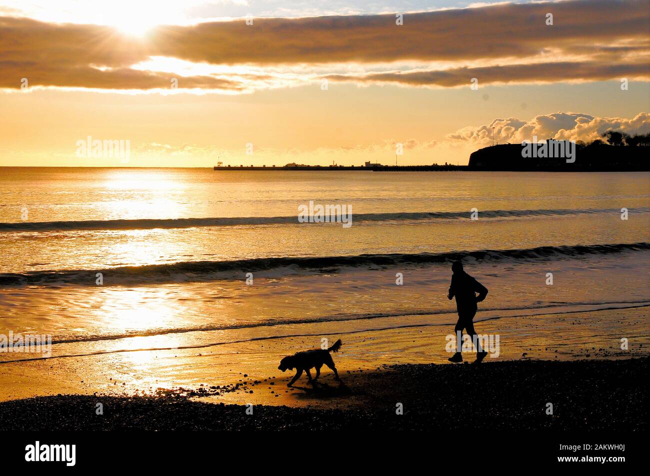 Weymouth. 10 janvier 2020. Météo britannique. Les gens à sortir tôt pour profiter d'un jour sec à Weymouth. crédit : Stuart fretwell/Alamy Live News Banque D'Images