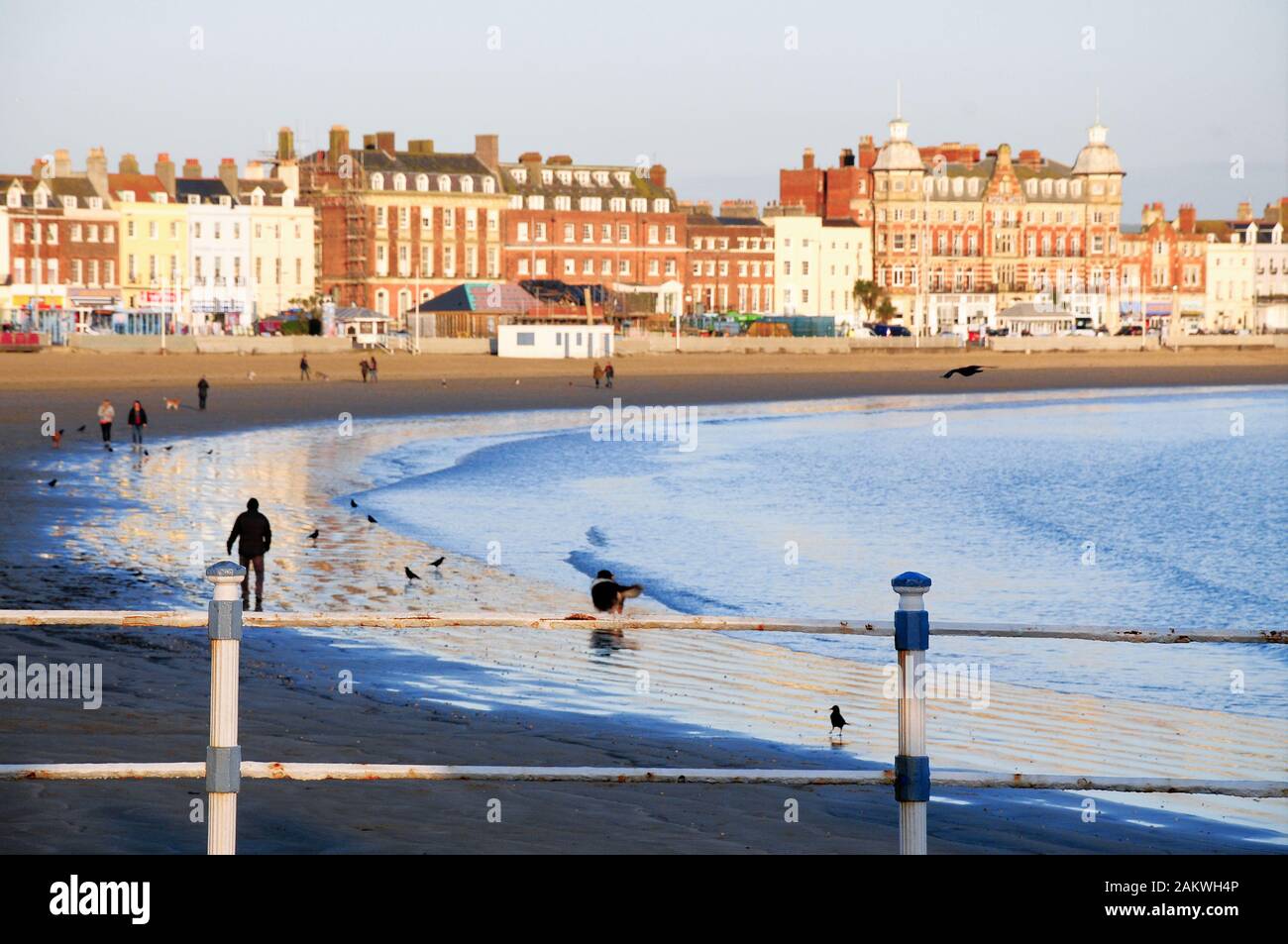 Weymouth. 10 janvier 2020. Météo britannique. Les gens à sortir tôt pour profiter d'un jour sec à Weymouth. crédit : Stuart fretwell/Alamy Live News Banque D'Images