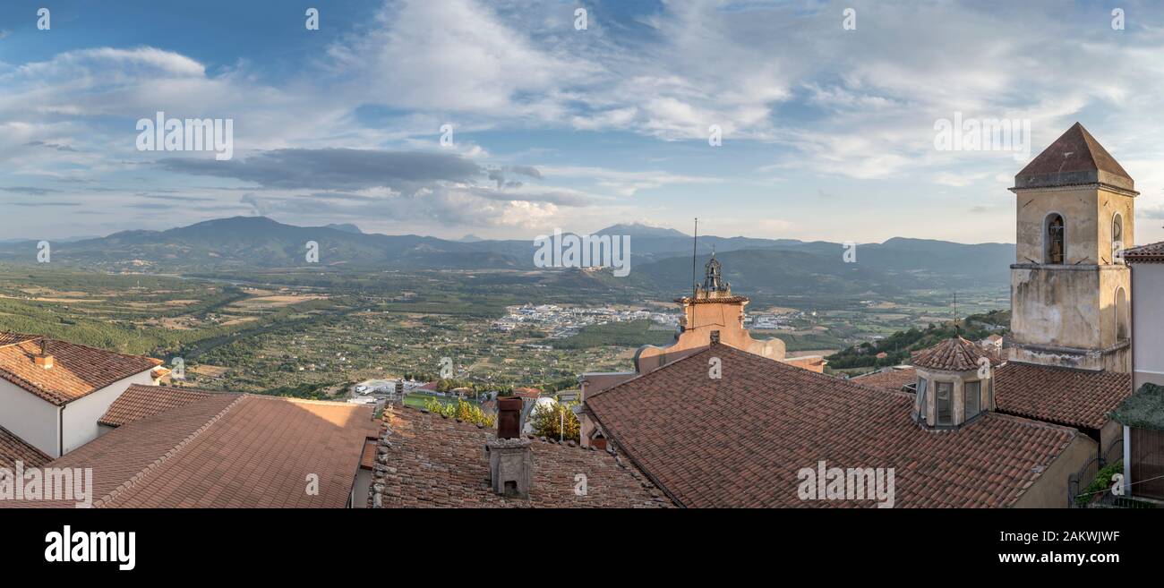 Toits du village historique au-dessus de la vallée verte de l'Agri, tourné dans une lumière d'été vive à Viggiano, Potenza, Basilicate, Italie Banque D'Images