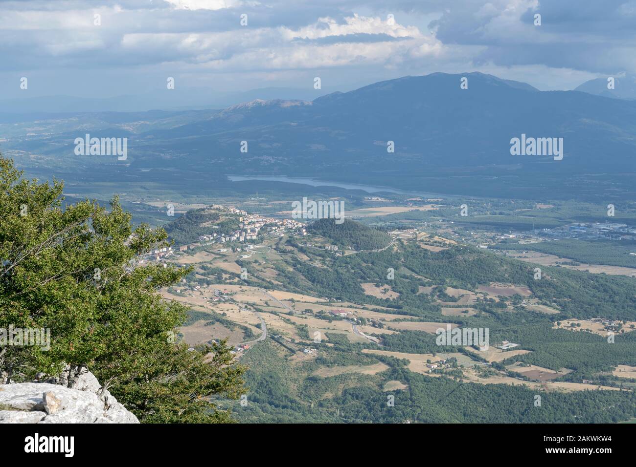 Paysage de la vallée verdoyante de l'Agri et du village de Viggiano, tourné dans un lumineux soleil d'été depuis les collines près d'Acqua de Pastori, Potenza, Basilicate, Italie Banque D'Images