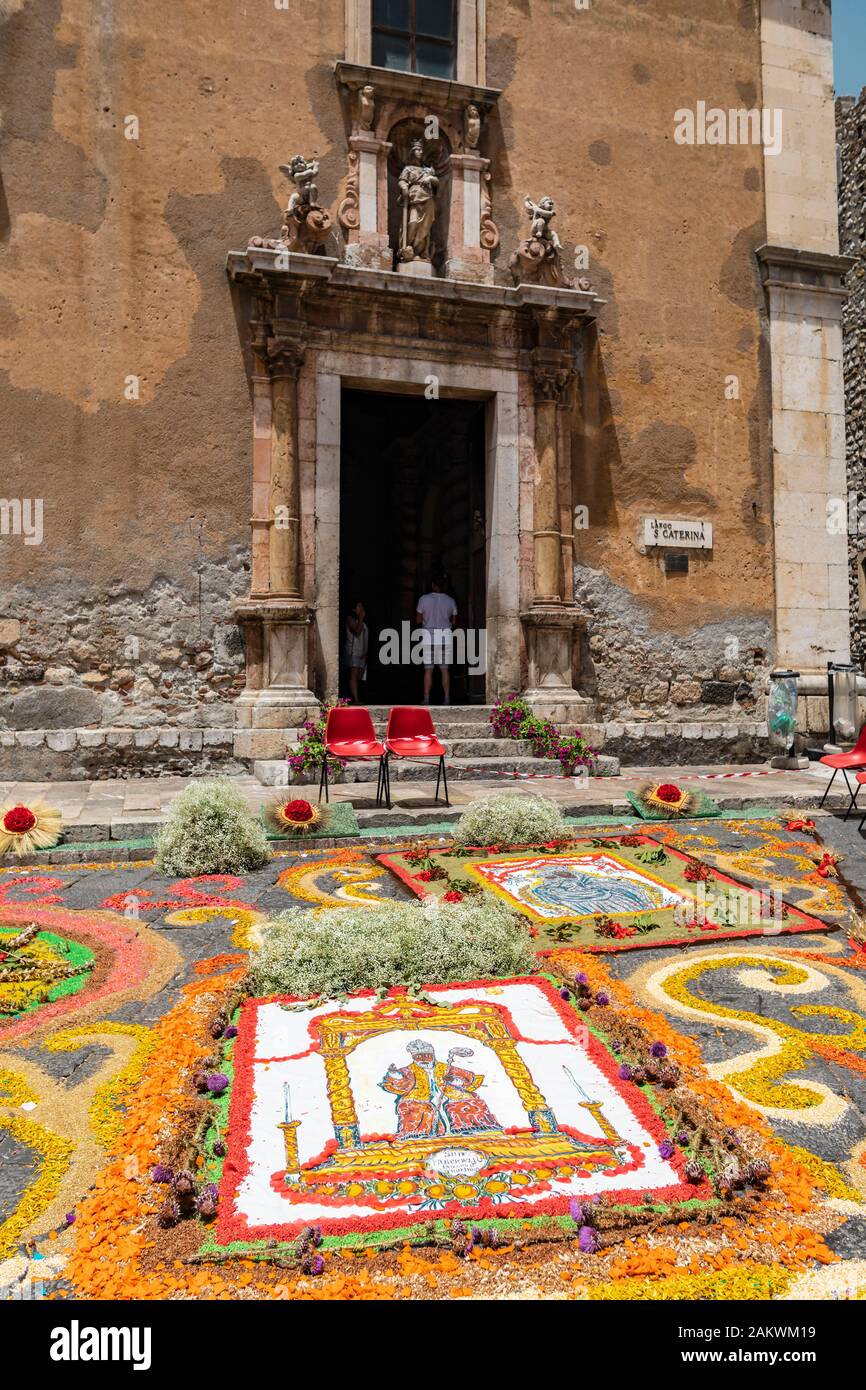 Taormine Sicile, Italie - 9 juillet 2019: Fleur Street art en face de l'église de Sainte Catherine d'Alexandrie dans la vieille ville Banque D'Images