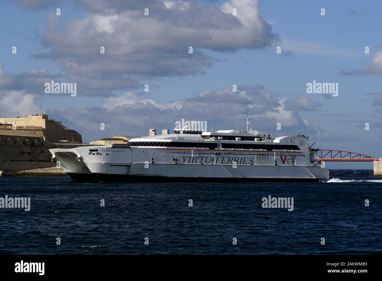 Katamaran-Fähre Jean de la Valette der Reederei Virries, die Valetta mit Pozallo auf Sizilien verbindet, Malte Banque D'Images