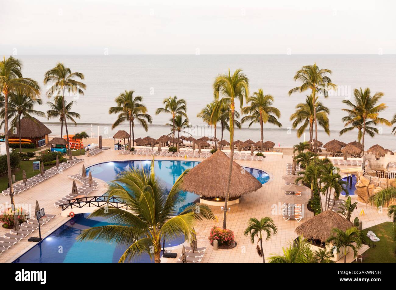 Le Mexique, Nuevo Vallarta, Nayarit, Marival Resort Émotions, piscine et palmiers à l'océan Banque D'Images