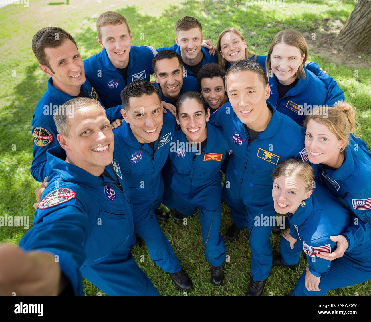 Les membres de la classe 2017 L'astronaute de la NASA sont (de gauche) Josh Kutryk, Bob Hines, Warren Hoburg, Frank Rubio, Raja Chari, Matthew Dominick, Jasmin, Moghbeli Jessica Watkins, Jenny Sidey, Jonny Kim, Kayla Barron, Zena Cardman, Loral et O' Hara. La NASA est en l'honneur de la première classe de candidats astronautes d'obtenir leur diplôme dans le cadre du programme Artemis le 10 janvier 2019, à l'agence centre spatial Johnson à Houston. Banque D'Images