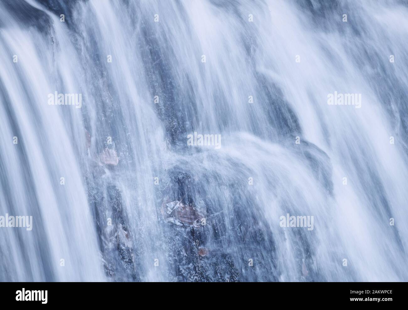 Le modèle de chute d'eau, au ralenti, donnant un brume bleue Banque D'Images