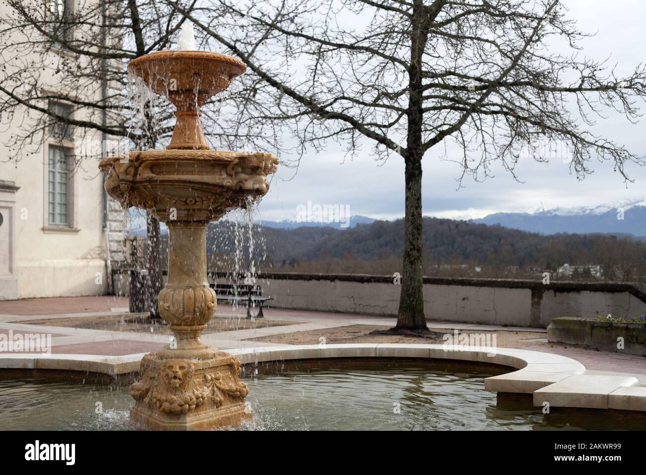 Place de la Déportation avec sa fontaine et vue sur les Pyrénées en arrière-plan, Pau, Nouvelle Aquitaine, France Banque D'Images