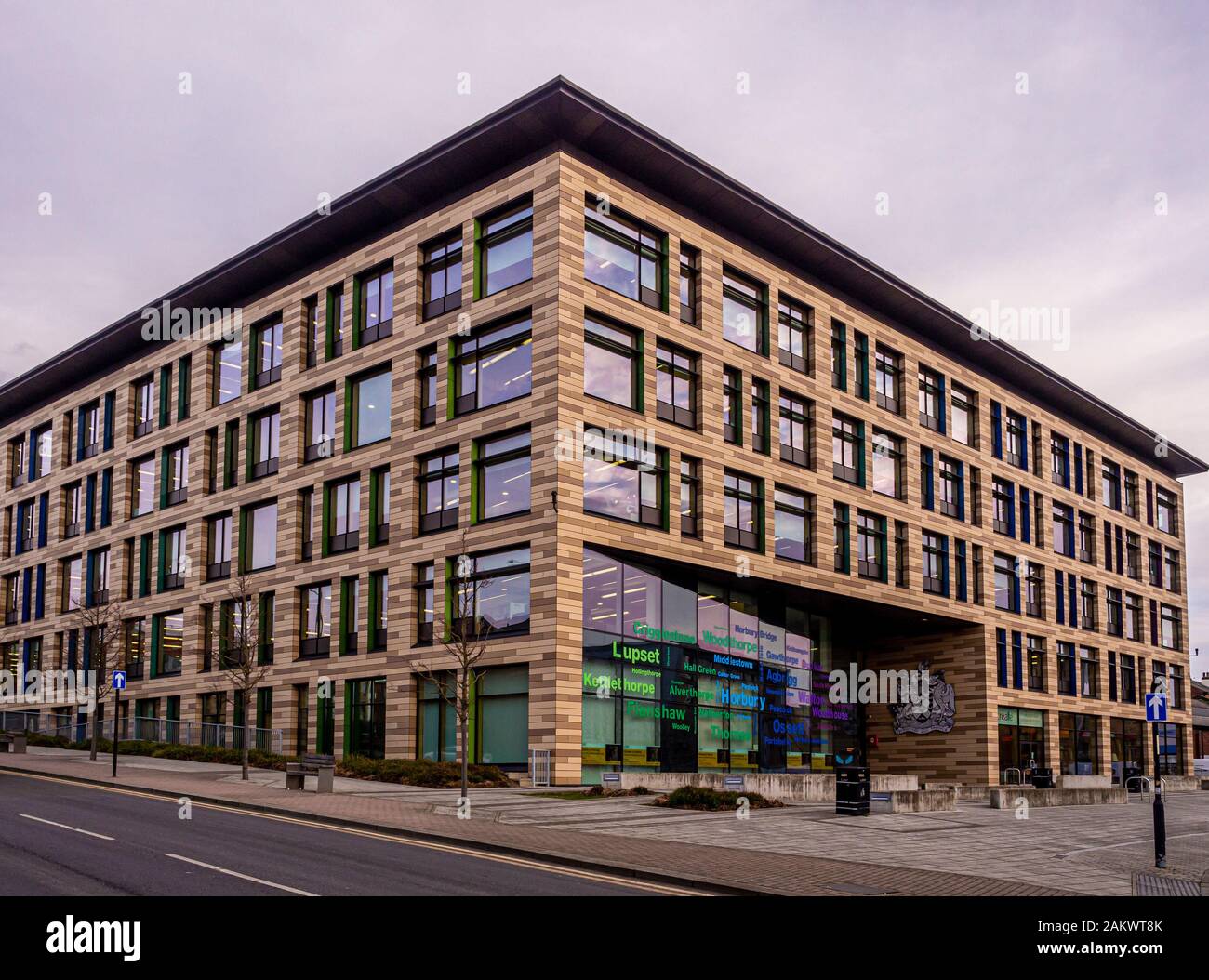 Musée et bibliothèque de Wakefield vu de façon Mulberry. Wakefield. West Yorkshire. Banque D'Images