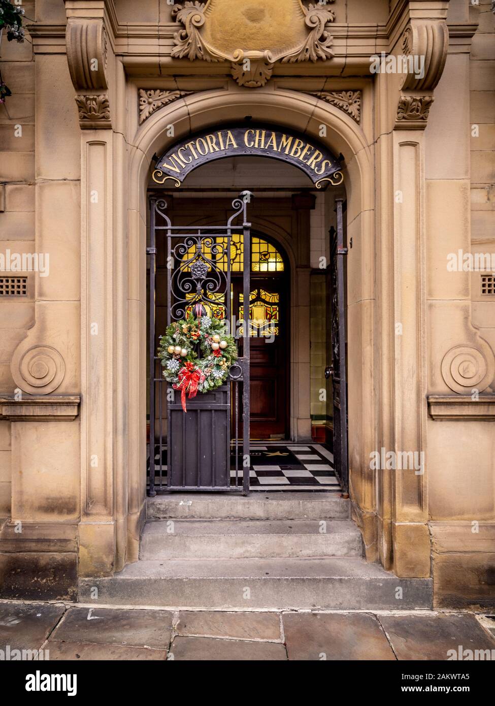 Victoria Chambers couronne porte de Noël. Un bâtiment à Wakefield's civic trimestre. West Yorkshire. Banque D'Images