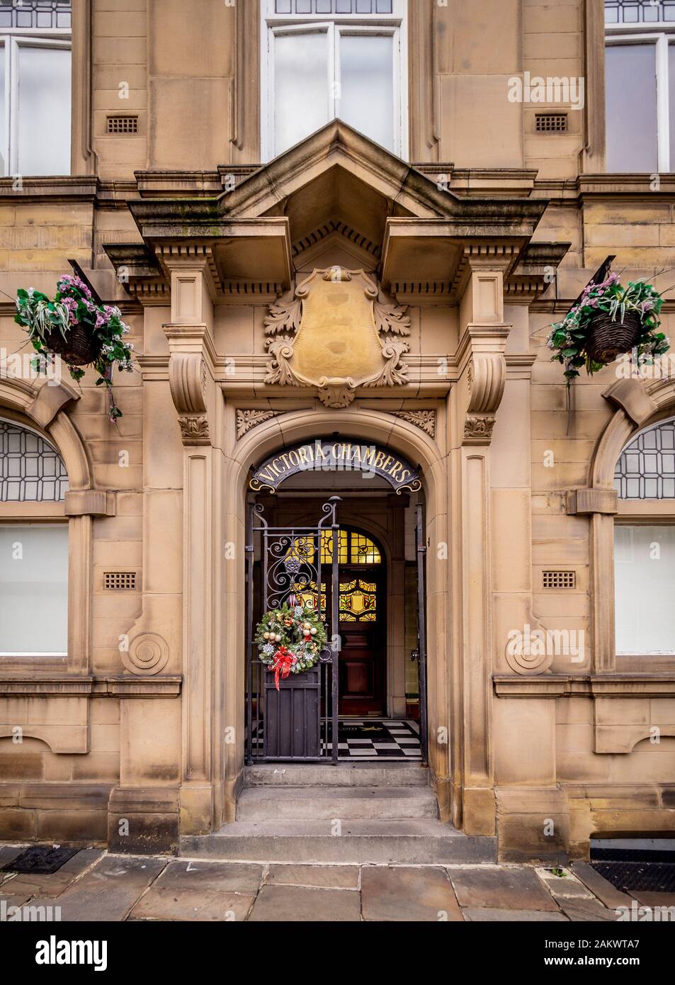 Victoria Chambers couronne porte de Noël. Un bâtiment à Wakefield's civic trimestre. West Yorkshire. Banque D'Images