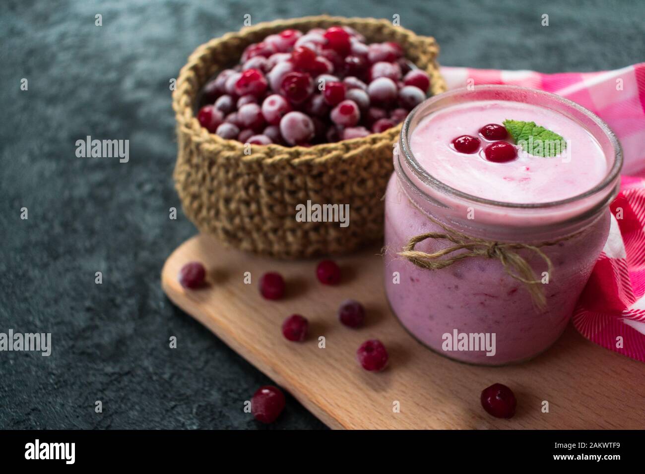 Yaourt glacé aux canneberges sur fond noir. Le concept de desserts sains. Banque D'Images