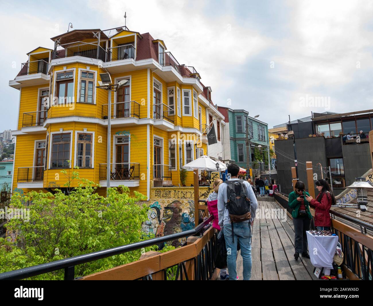 Rue colorée à Cerro Alegre, Valparaiso, Chili. Banque D'Images