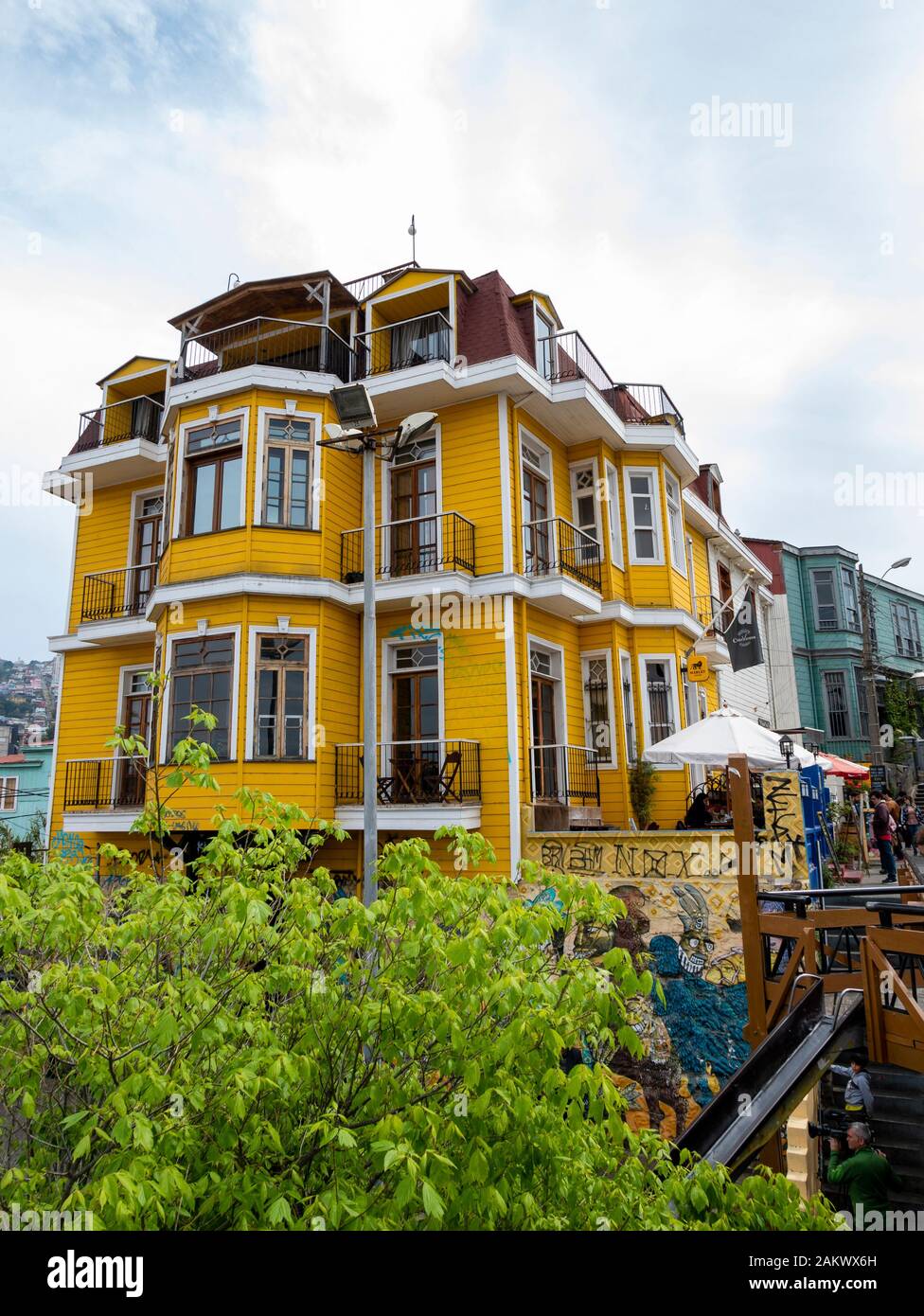 Rue colorée à Cerro Alegre, Valparaiso, Chili. Banque D'Images