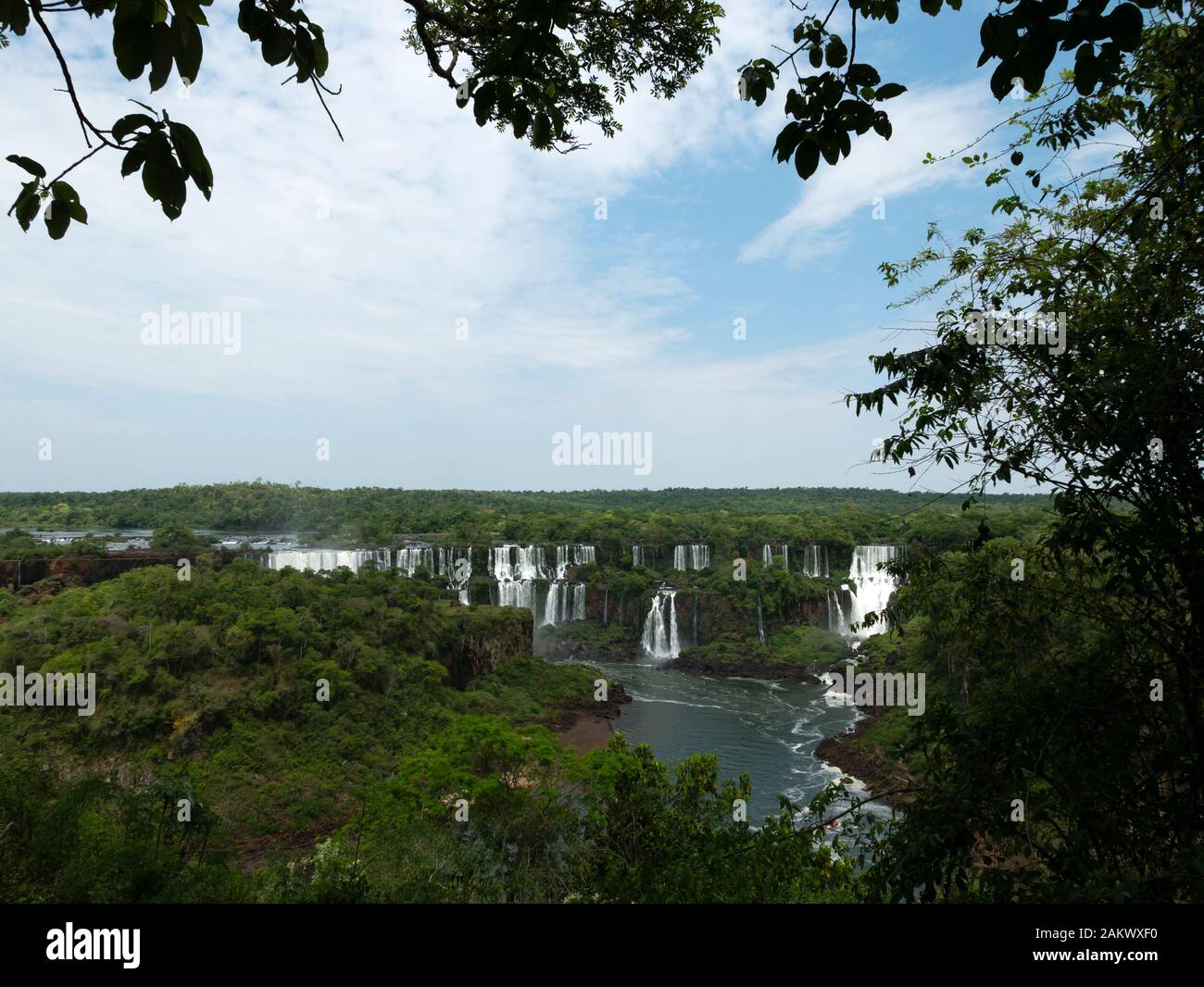 Vue vers l'Iguacu Falls (Chutes d'Iguaçu) en Argentine comme vu depuis le côté Brésilien des chutes. Le Parc National des chutes d'Iguacu, Brésil. Banque D'Images