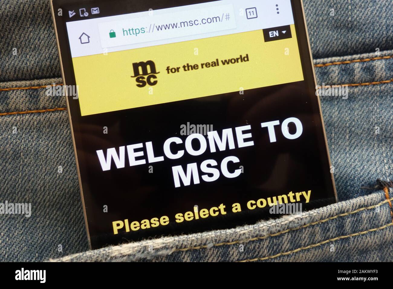 MSC (Mediterranean Shipping Company) site web affiché sur smartphone caché dans la poche de jeans Banque D'Images MSC (Mediterranean Shipping Company) site web affiché sur smartphone caché dans la poche de jeans Banque D'Images