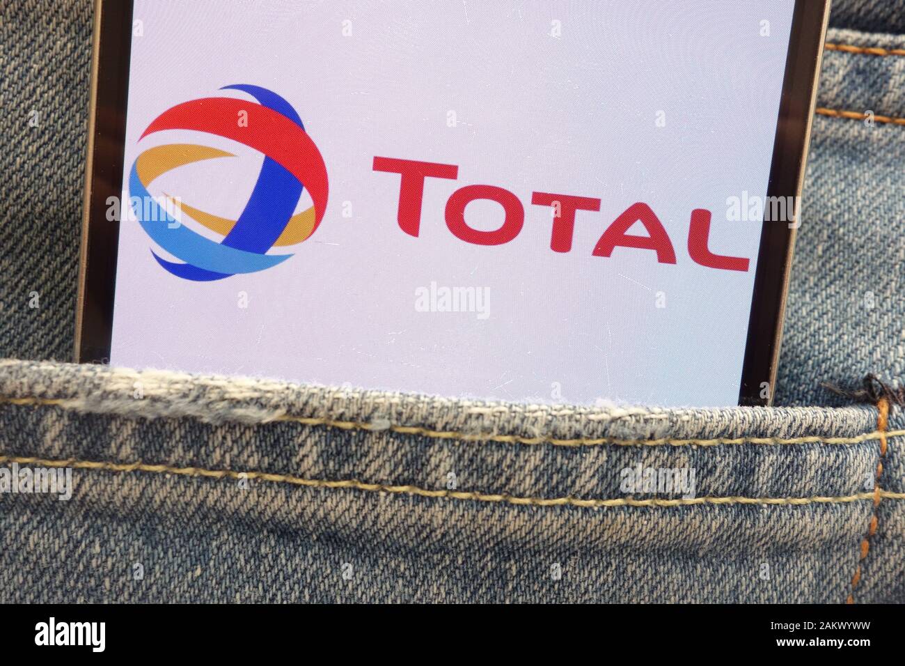 Logo affiché sur smartphone Total cachés dans la poche de jeans Banque D'Images