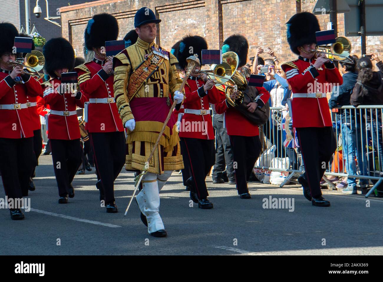 Royal Wedding Day, Windsor, Berkshire, Royaume-Uni. 19 mai, 2018. La bande de l'Irish Guards en route vers le château de Windsor le jour de la Mariage du Prince Harry et Meghan Markle. Credit : Maureen McLean/Alamy Banque D'Images