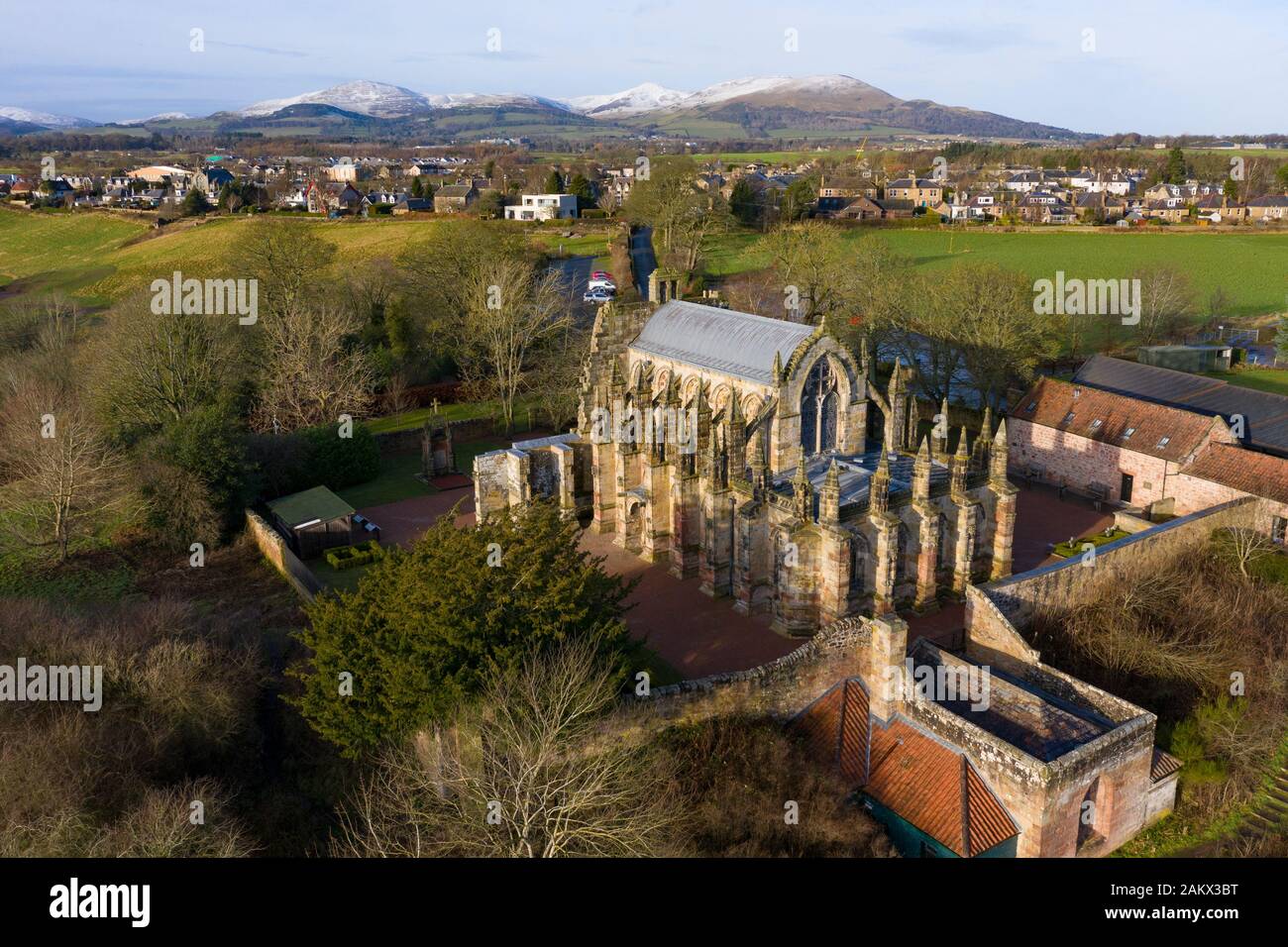 Vue aérienne de La Chapelle de Rosslyn à Roslin village Midlothian, Ecosse, Royaume-Uni Banque D'Images