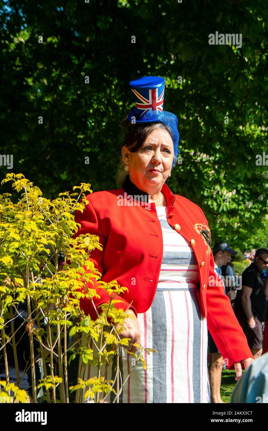 Royal Wedding Day, Windsor, Berkshire, Royaume-Uni. 19 mai, 2018. Une dame des robes pour l'occasion le jour de la Mariage du Prince Harry et Meghan Markle. Credit : Maureen McLean/Alamy Banque D'Images