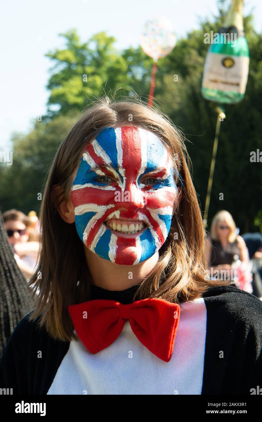 Royal Wedding Day, Windsor, Berkshire, Royaume-Uni. 19 mai, 2018. Une fille avec son visage peint aux couleurs d'un drapeau le jour de la Mariage du Prince Harry et Meghan Markle. Credit : Maureen McLean/Alamy Banque D'Images