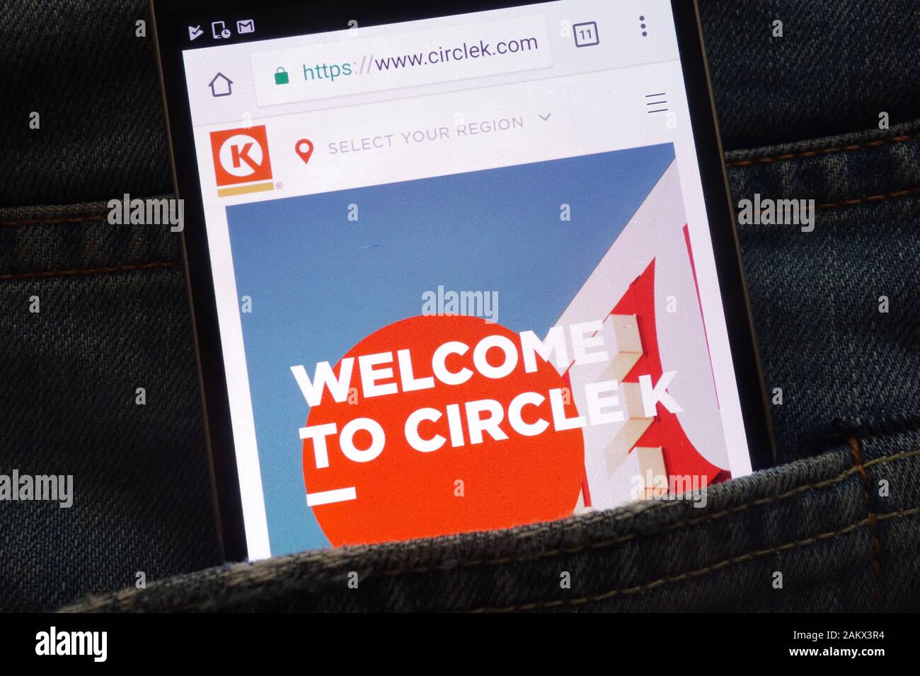 Site web de Circle K affiche sur smartphone caché dans la poche de jeans Banque D'Images