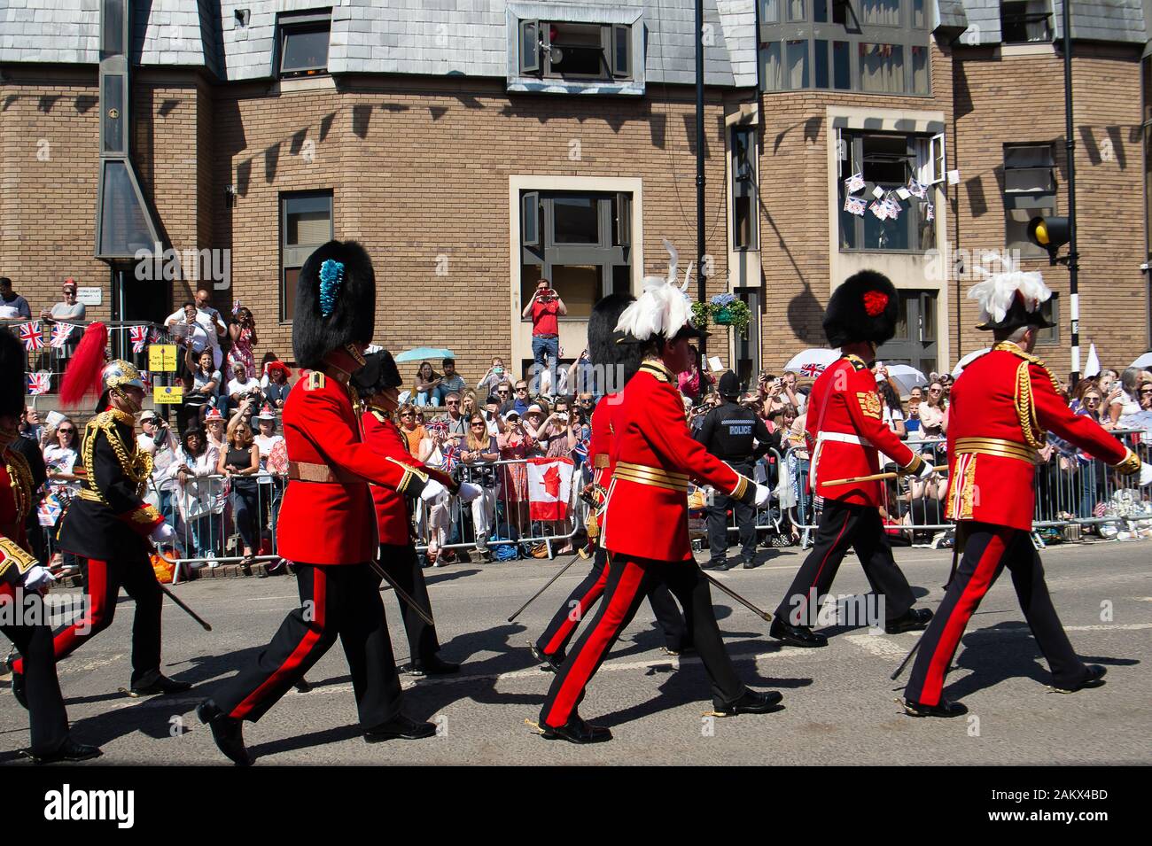 Royal Wedding Day, Windsor, Berkshire, Royaume-Uni. 19 mai, 2018. Les soldats marchant sur le chemin du château de Windsor le jour de la Mariage du Prince Harry et Meghan Markle. Credit : Maureen McLean/Alamy Banque D'Images