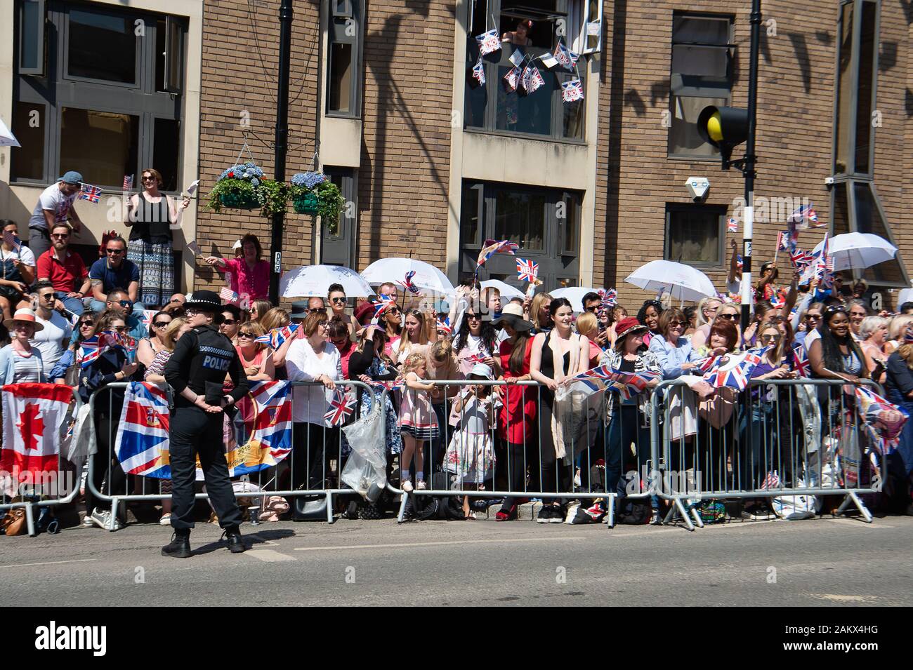 Royal Wedding Day, Windsor, Berkshire, Royaume-Uni. 19 mai, 2018. Windsor a été emballé avec des milliers de sympathisants à travers le monde le jour du mariage du prince Harry et Meghan Markle. Credit : Maureen McLean/Alamy Banque D'Images