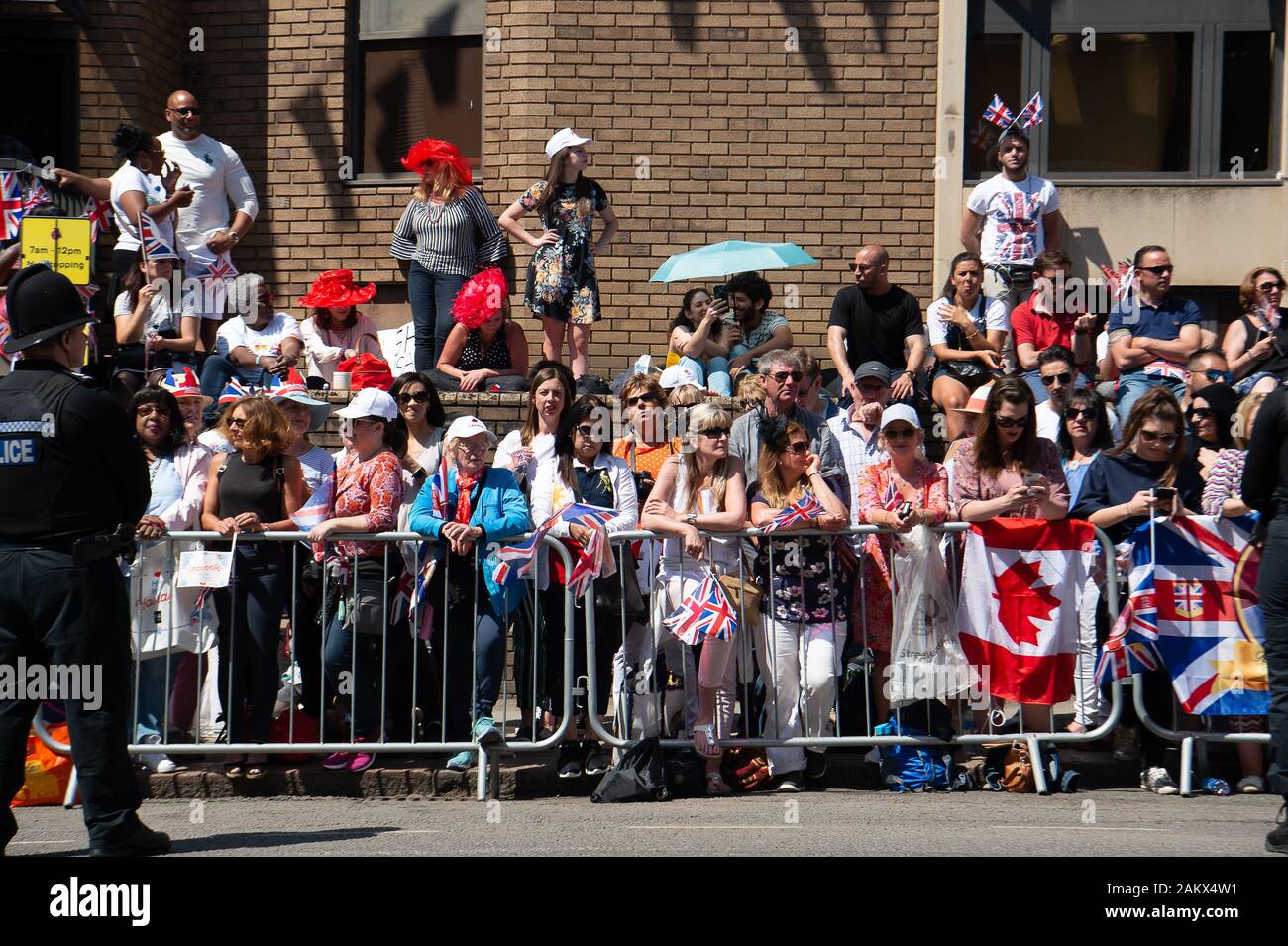 Royal Wedding Day, Windsor, Berkshire, Royaume-Uni. 19 mai, 2018. Windsor a été emballé avec des milliers de sympathisants à travers le monde le jour du mariage du prince Harry et Meghan Markle. Credit : Maureen McLean/Alamy Banque D'Images