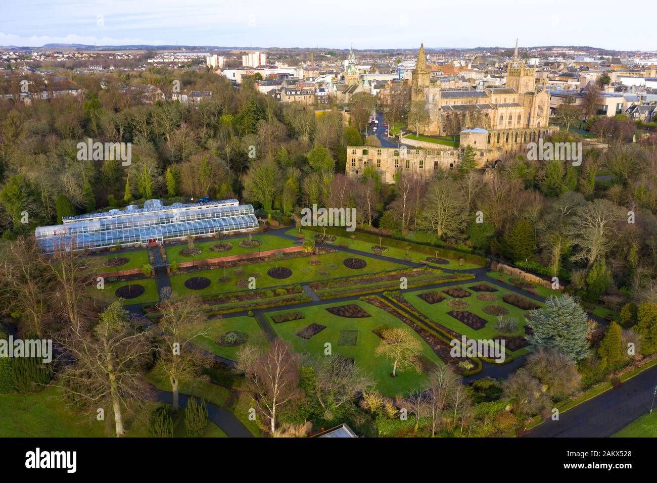 Vue aérienne de Dunfermlne Abbaye et palais du parc Pittencrieff, Dunfermline, Fife, Scotland, UK Banque D'Images