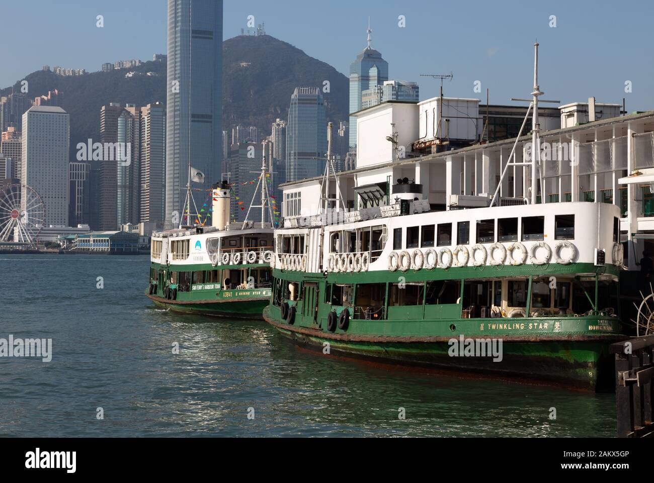 Hong Kong Star Ferry - deux Star Ferries amarrés au quai, Kowloon, Hong Kong, Hong Kong Asia Banque D'Images