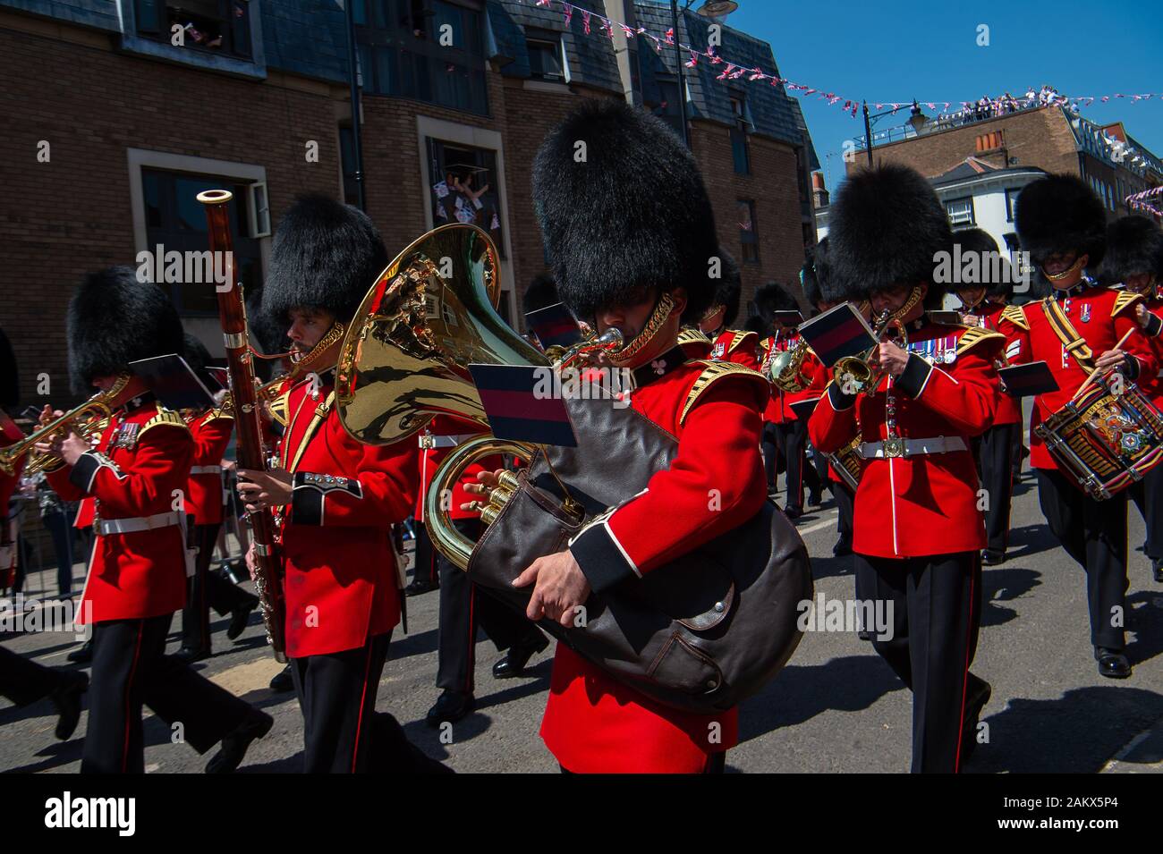 Royal Wedding Day, Windsor, Berkshire, Royaume-Uni. 19 mai, 2018. La bande de l'Irish Guards marcher en arrière du château de Windsor le jour de la Mariage du Prince Harry et Meghan Markle. Credit : Maureen McLean/Alamy Banque D'Images