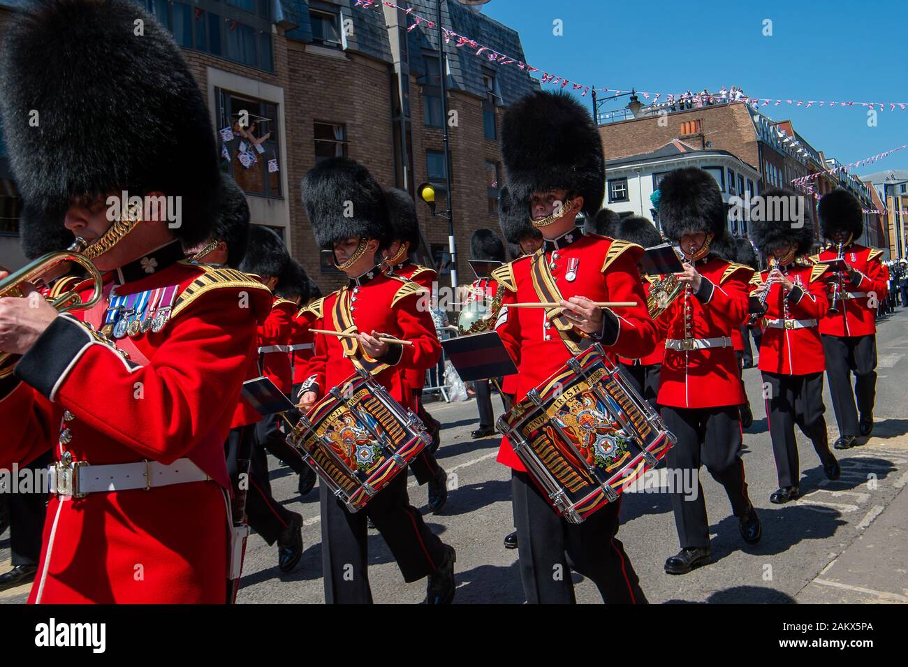Royal Wedding Day, Windsor, Berkshire, Royaume-Uni. 19 mai, 2018. La bande de l'Irish Guards marcher en arrière du château de Windsor le jour de la Mariage du Prince Harry et Meghan Markle. Credit : Maureen McLean/Alamy Banque D'Images