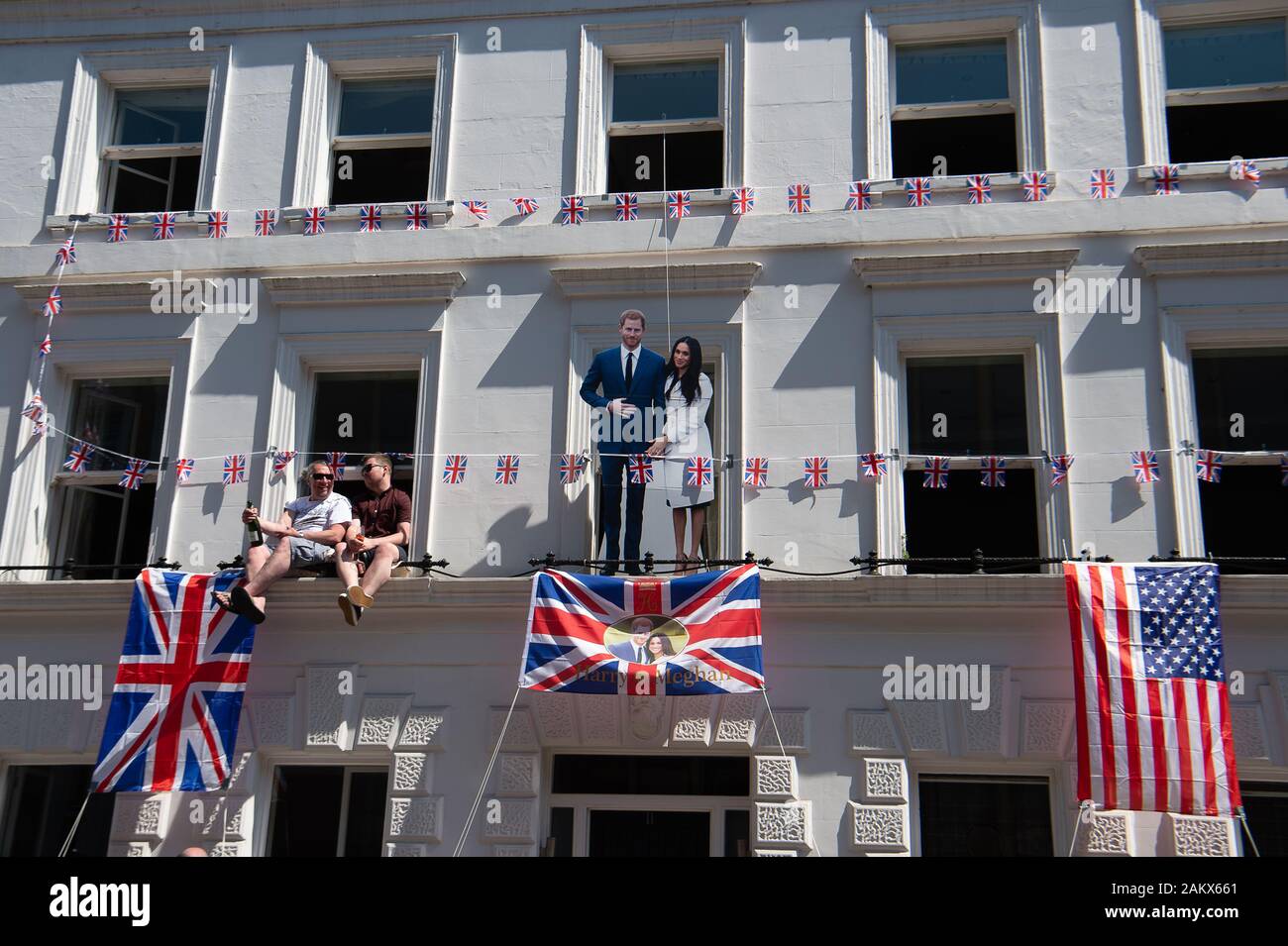 Royal Wedding Day, Windsor, Berkshire, Royaume-Uni. 19 mai, 2018. L'ensemble de maisons Windsor avec drapeaux et banderoles qui souhaitent le couple royal un avenir heureux le jour du mariage du prince Harry et Meghan Markle. Credit : Maureen McLean/Alamy Banque D'Images