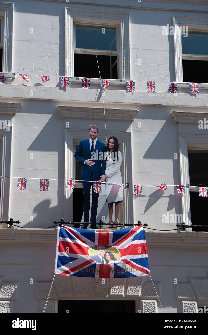 Royal Wedding Day, Windsor, Berkshire, Royaume-Uni. 19 mai, 2018. L'ensemble de maisons Windsor avec drapeaux et banderoles qui souhaitent le couple royal un avenir heureux le jour du mariage du prince Harry et Meghan Markle. Credit : Maureen McLean/Alamy Banque D'Images