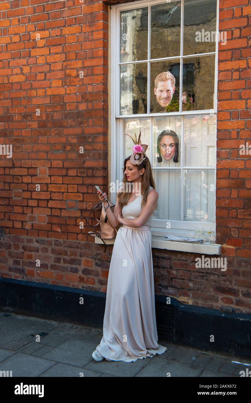 Royal Wedding Day, Windsor, Berkshire, Royaume-Uni. 19 mai, 2018. Une fille dans une robe longue à l'extérieur d'une fenêtre dans la rue du parc le jour de la Mariage du Prince Harry et Meghan Markle. Credit : Maureen McLean/Alamy Banque D'Images