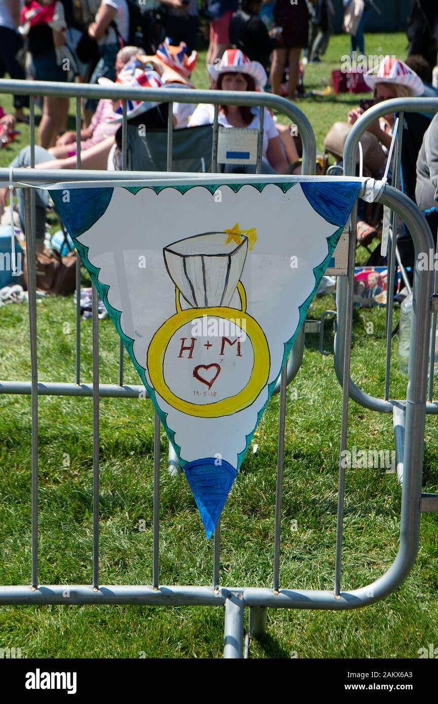 Royal Wedding Day, Windsor, Berkshire, Royaume-Uni. 19 mai, 2018. Peint des enfants sur l'azuré défilé royal route le jour du mariage du prince Harry et Meghan Markle. Credit : Maureen McLean/Alamy Banque D'Images