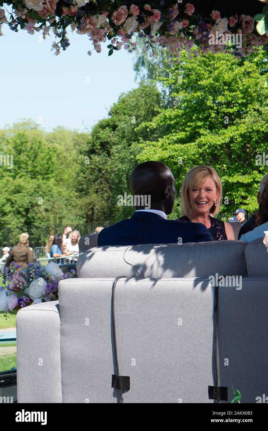 Royal Wedding Day, Windsor, Berkshire, Royaume-Uni. 19 mai, 2018. Journaliste et présentateur de TVI Julie Etchingham signalé le jour de la Mariage du Prince Harry et Meghan Markle. Credit : Maureen McLean/Alamy Banque D'Images