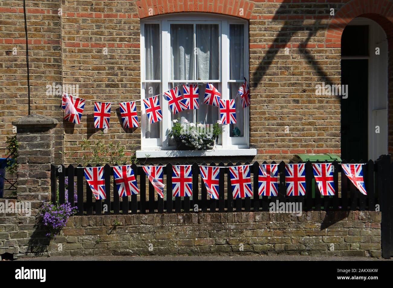 Royal Wedding Day, Windsor, Berkshire, Royaume-Uni. 19 mai, 2018. Union Jack noir sur une maison à Windsor le jour de la Mariage du Prince Harry et Meghan Markle. Credit : Maureen McLean/Alamy Banque D'Images