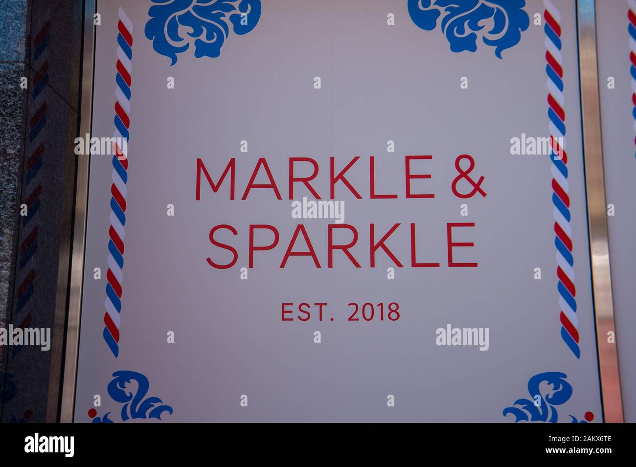 Royal Wedding Day, Windsor, Berkshire, Royaume-Uni. 19 mai, 2018. Un Sparkle & Markle signe par Marks & Spencer dans la rue Peascod le jour du mariage du prince Harry et Meghan Markle. Credit : Maureen McLean/Alamy Banque D'Images