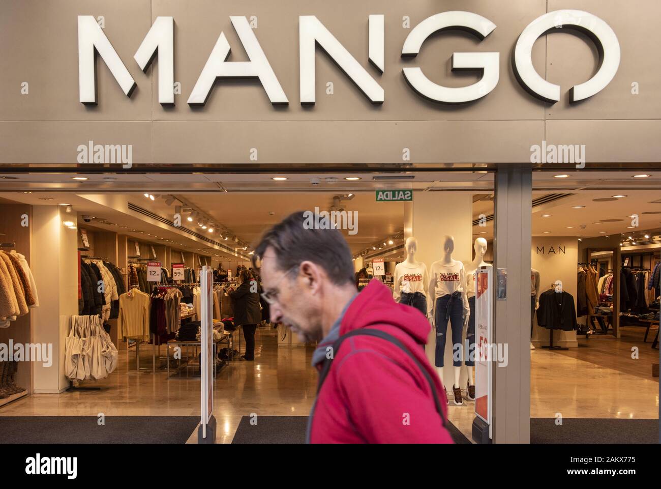 9 janvier 2020, l'Espagne : marque de vêtements multinationale espagnole  Mango boutique en Espagne. (Crédit Image : © Budrul Chukrut/SOPA des images  à l'aide de Zuma sur le fil Photo Stock - Alamy