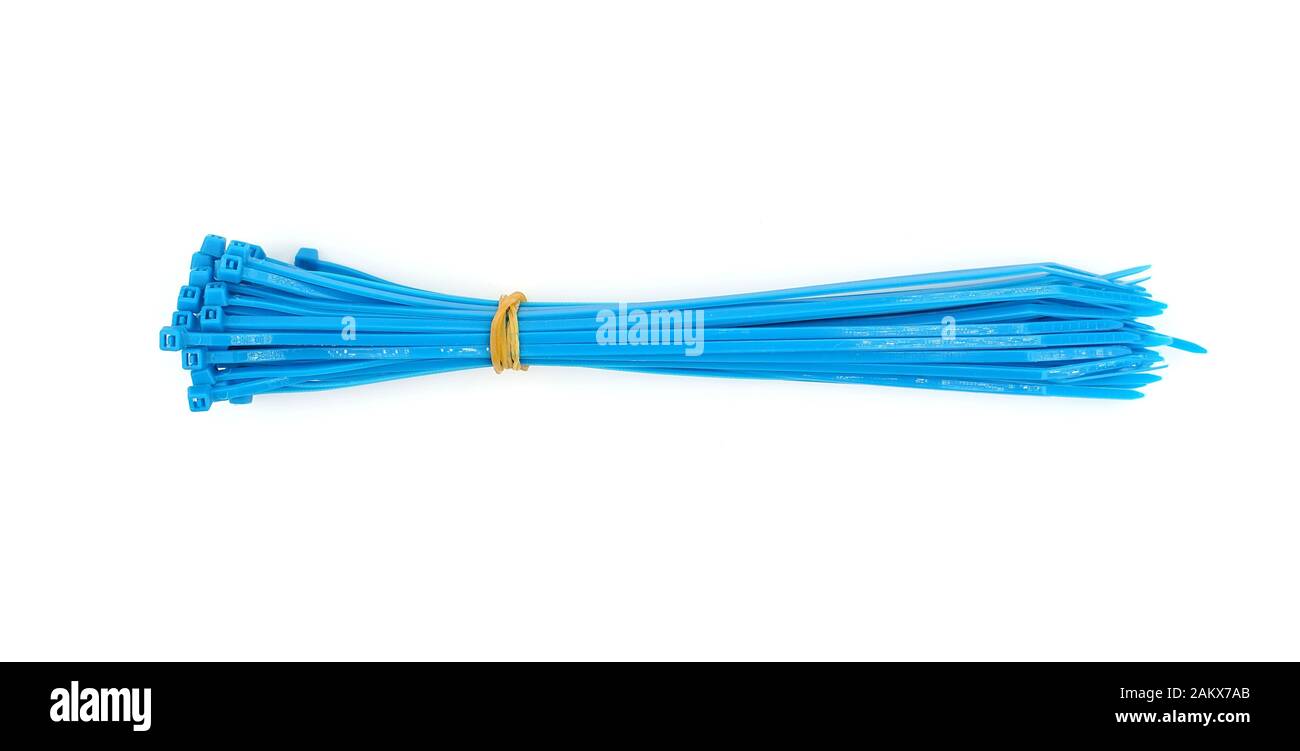 Attaches de câble en nylon plastique bleu sur fond blanc gros plan Banque D'Images