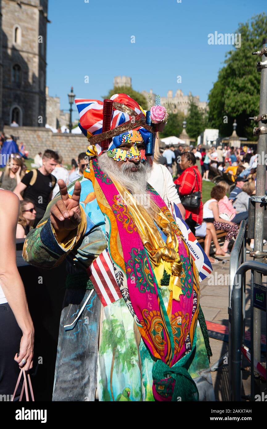 Royal Wedding Day, Windsor, Berkshire, Royaume-Uni. 19 mai, 2018. Un homme porte un costume très coloré le jour de la Mariage du Prince Harry et Meghan Markle. Credit : Maureen McLean/Alamy Banque D'Images