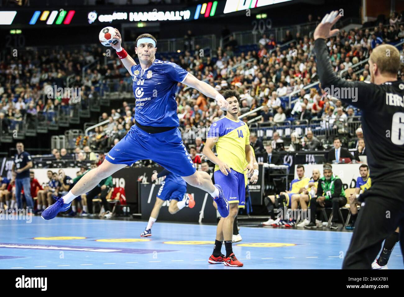 Berlin, Allemagne, 14 janvier 2019 : joueur serbe de handball Mijajlo  Marsenic qui a tiré le ballon pendant la coupe du monde de Handball pour  Homme Photo Stock - Alamy