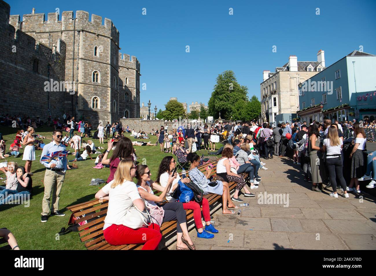 Royal Wedding Day, Windsor, Berkshire, Royaume-Uni. 19 mai, 2018. La foule à l'extérieur du château de Windsor à profiter du soleil le jour de la Mariage du Prince Harry et Meghan Markle. Credit : Maureen McLean/Alamy Banque D'Images