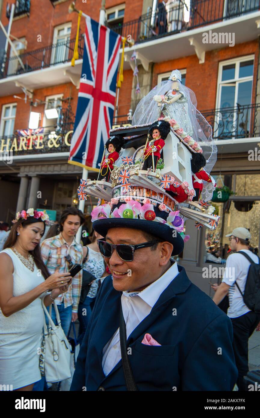 Royal Wedding Day, Windsor, Berkshire, Royaume-Uni. 19 mai, 2018. Un homme porte un chapeau de mariage très élaboré dans la célébration de la Mariage du Prince Harry et Meghan Markle. Credit : Maureen McLean/Alamy Banque D'Images