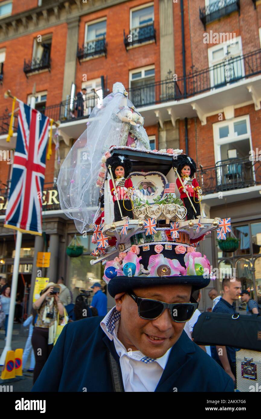 Royal Wedding Day, Windsor, Berkshire, Royaume-Uni. 19 mai, 2018. Un homme porte un chapeau de mariage très élaboré dans la célébration de la Mariage du Prince Harry et Meghan Markle. Credit : Maureen McLean/Alamy Banque D'Images