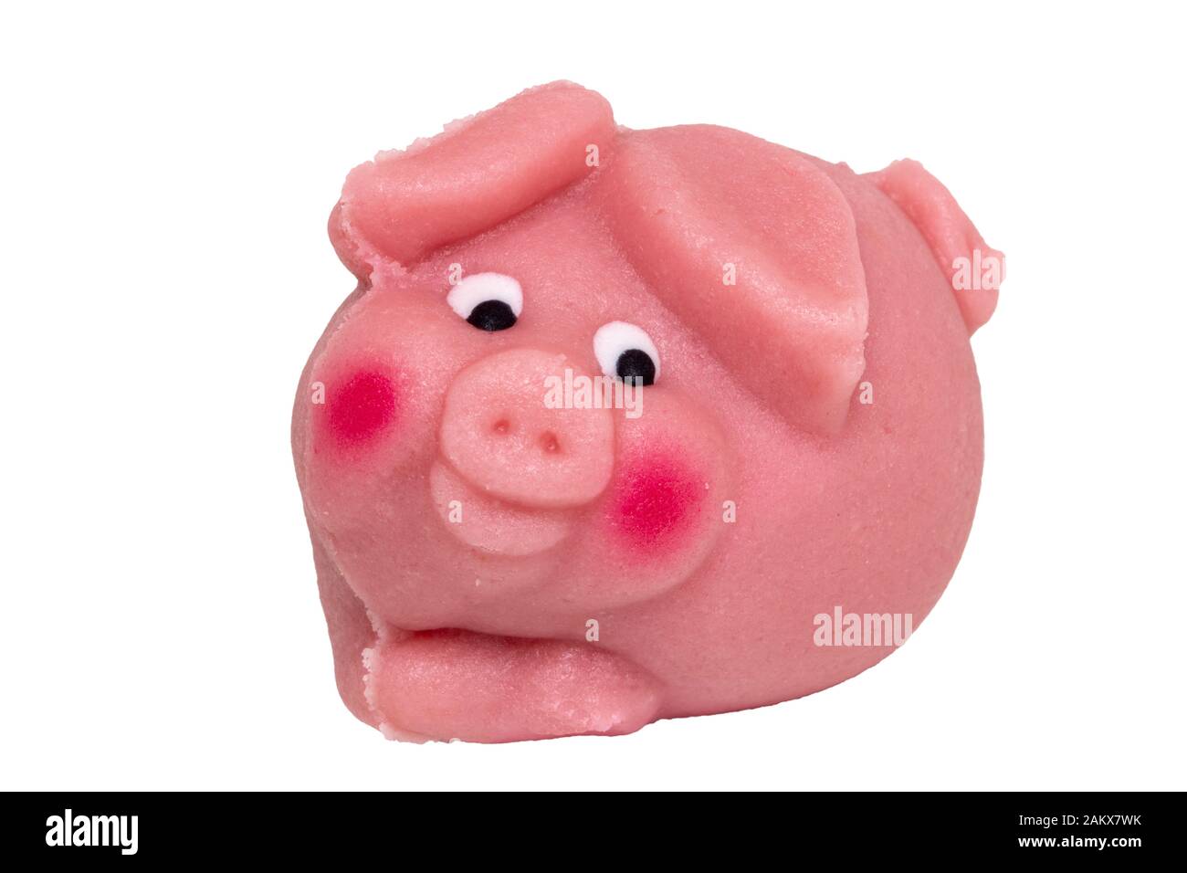 Isolation de la douceur du massepain. Gros plan d'un cochon rose fait de massepain comme symbole du bonheur pour le nouvel an isolé sur un fond blanc. Macro p Banque D'Images