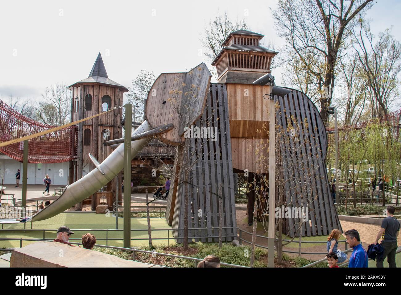 4-6-2018 Tulsa USA Glissement Unique en bois pour enfants construit pour ressembler à un immense éléphant dans le parc public de Gathering Place avec des enfants et des adultes réunis aro Banque D'Images