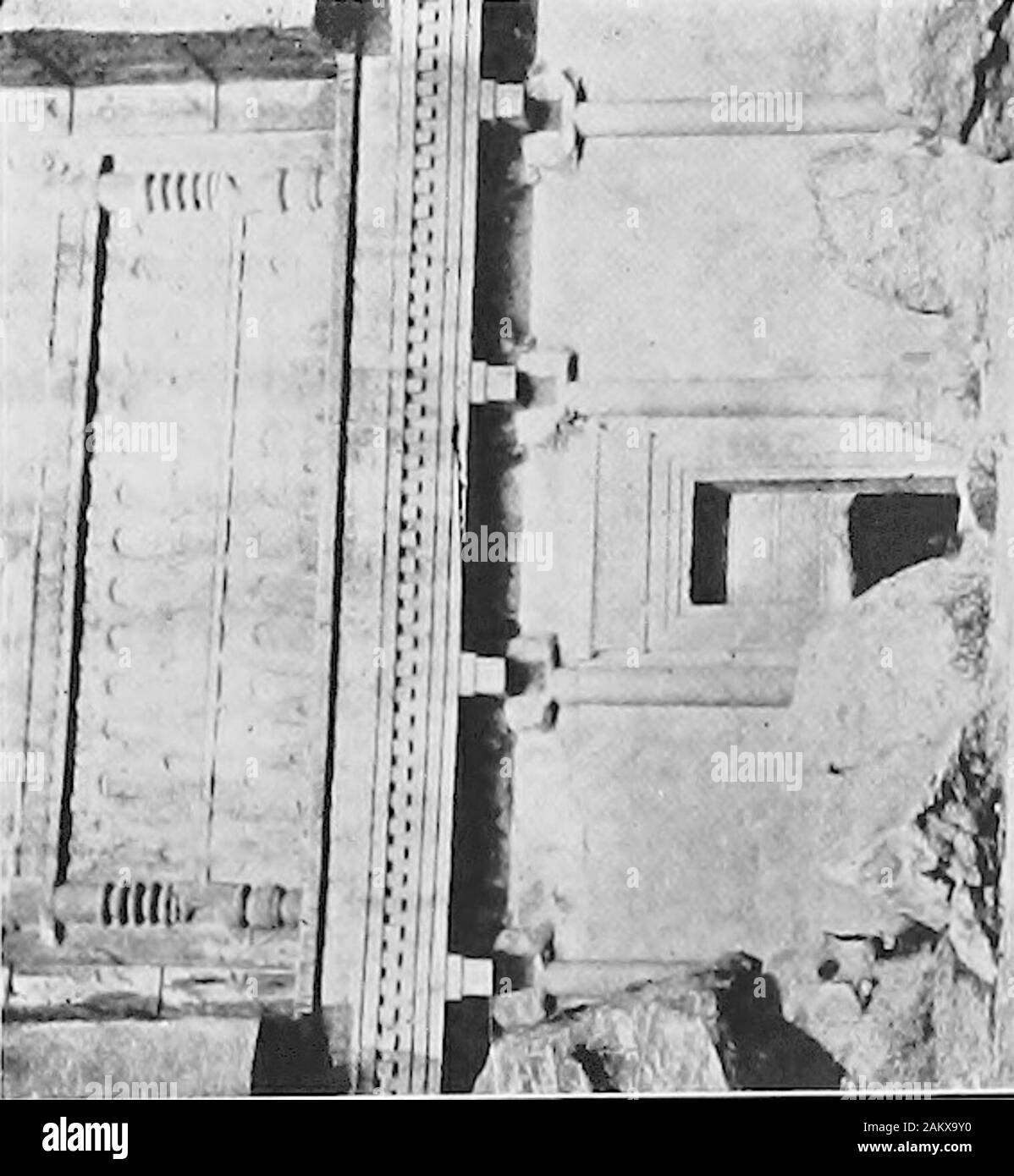 La Perse le passé et le présent ; un livre de voyage et de recherche, avec plus de 200 illustrations et une carte . Les tombes de l'ACH^MENIANS PLUS TARD 319 énumère les conquêtes de Darius, en concluant avec l'prayerthat la paix peut venir de l'Aura. ^ Alors que je me tenais au pied du rempart de collationner les comprimés au-dessus et faire noteswhich J'espère plus tard de publier, les soleils soleil étaient si scorchingand les mouches afin que pestiferous je pourrais comprendre l'kingsneed pour une chowri et un parapluie dans les temps anciens ! Le reste du point d'intérêt historique withPersepolis connecté est la série de trois tombeaux taillé je Banque D'Images