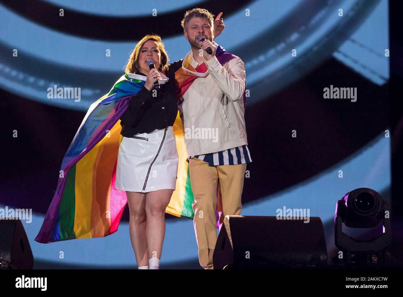 Les artistes canadiens-français Arianne Moffatt (à gauche) et Pierre Lapointe porter le drapeau LGBTQ sur scène lors de la Fête nationale du Québec sur les plaines d'Abraham à Québec Dimanche 23 juin 2019. La Fête nationale du Québec, également connu comme la fête de la St-Jean-Baptiste, fête nationale du Québec est. Banque D'Images